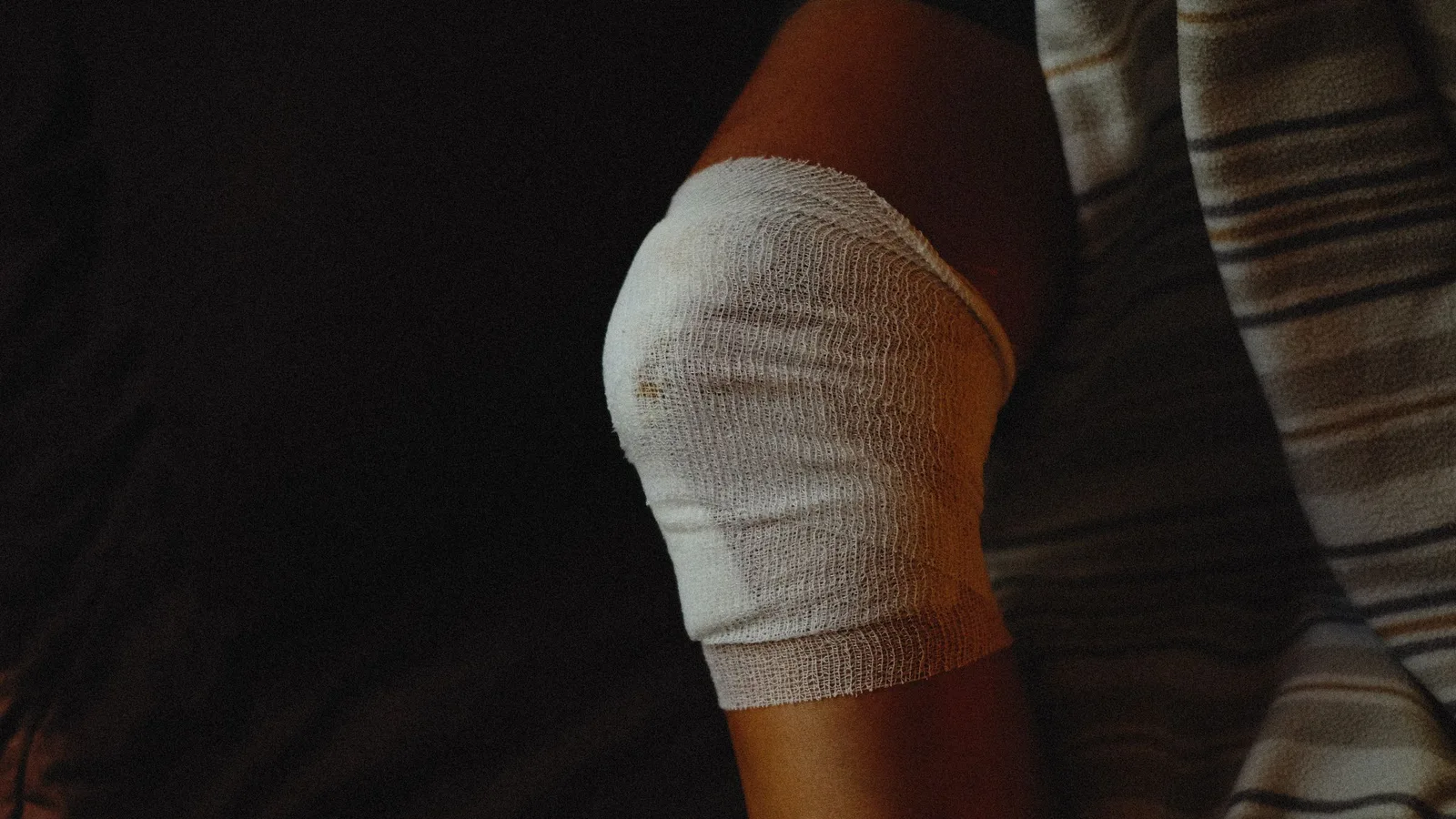 Rodilla vendada durante la recuperación en casa tras la operación